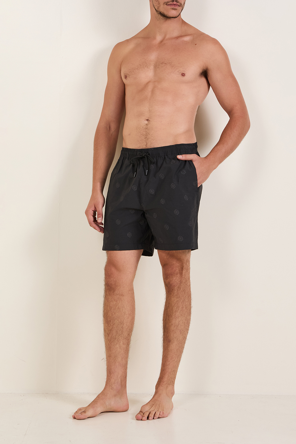 תמונת כל הלוק של מכנסי שחייה